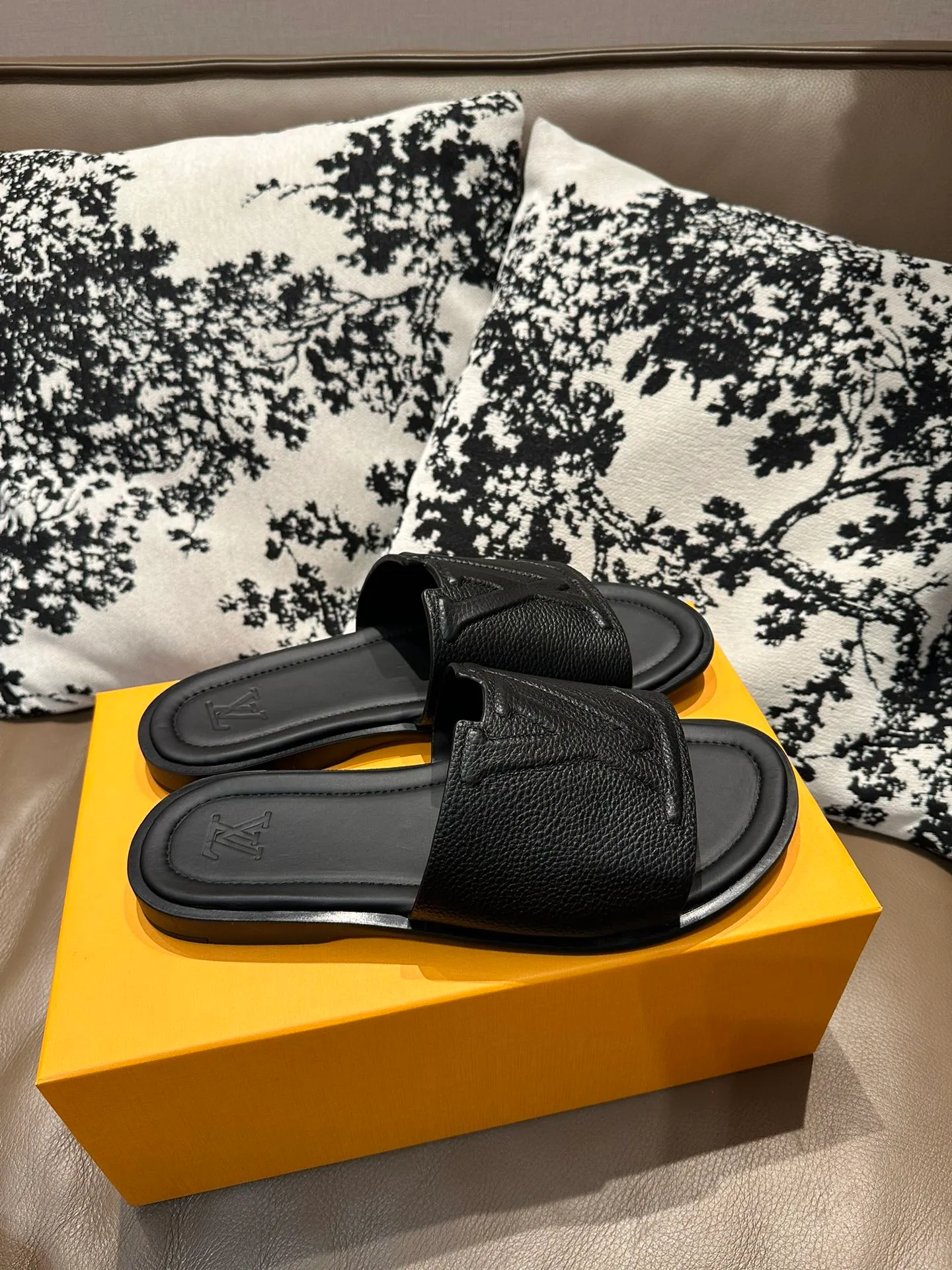 Men's shoes💰360💰 New LV slippers hot sale🩴 Full cowhide surface, cowhide lining, cowhide feet, size 36-46